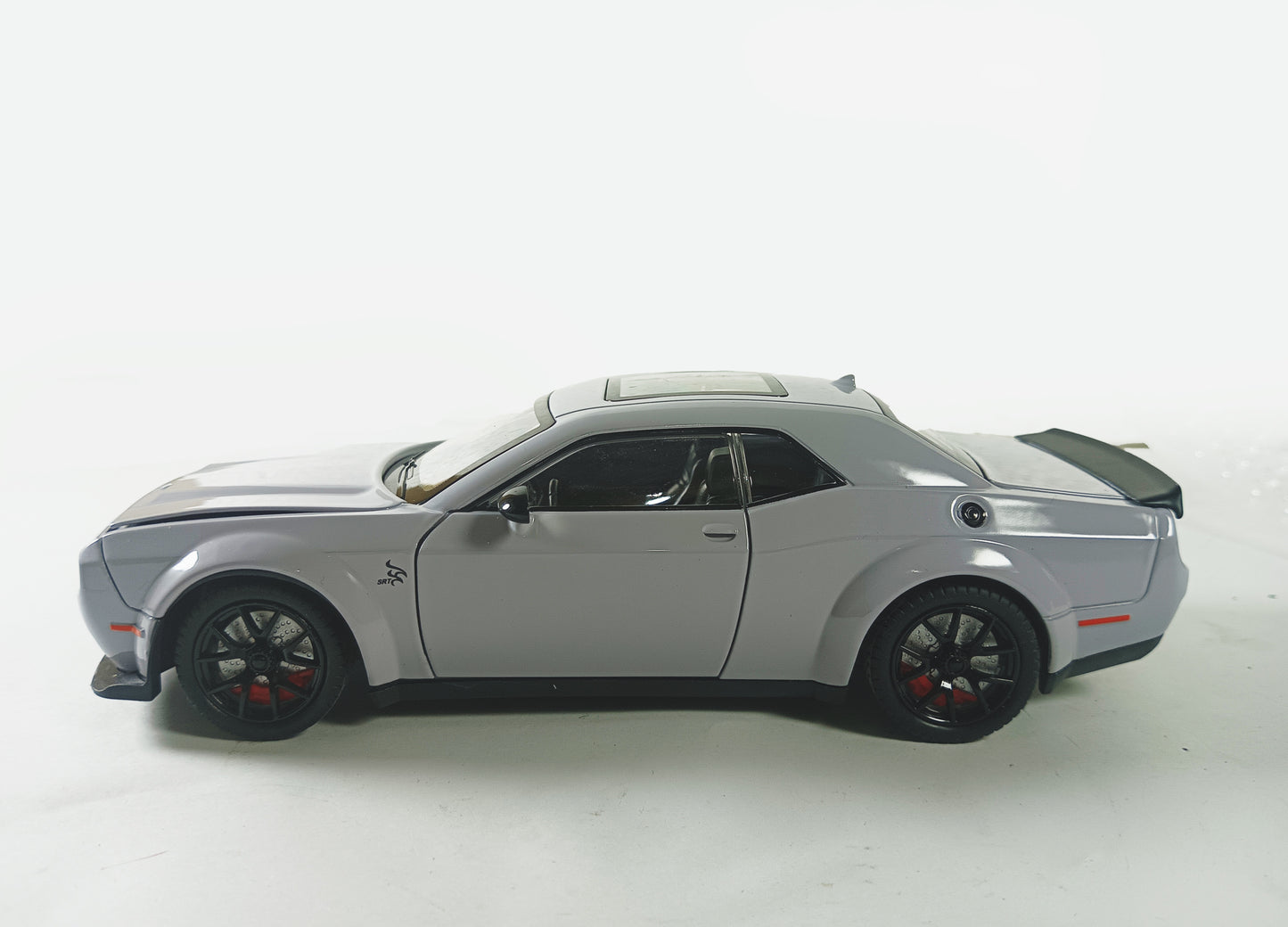 1:24 Scale Die-Cast Dodge Challenger SRT Model Car