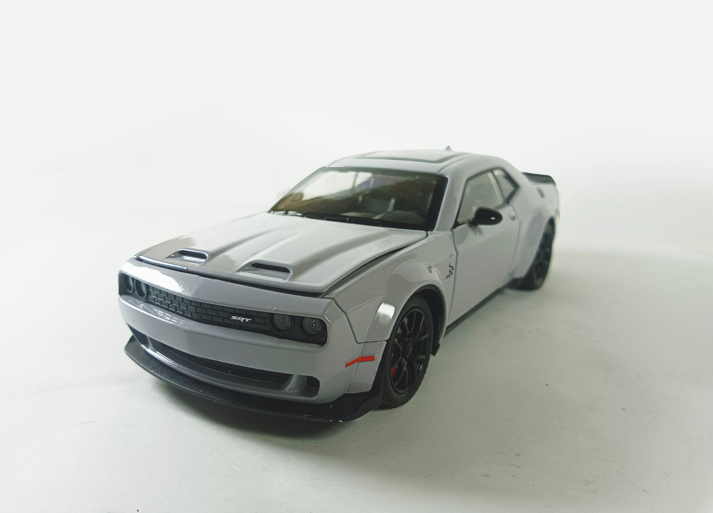1:24 Scale Die-Cast Dodge Challenger SRT Model Car