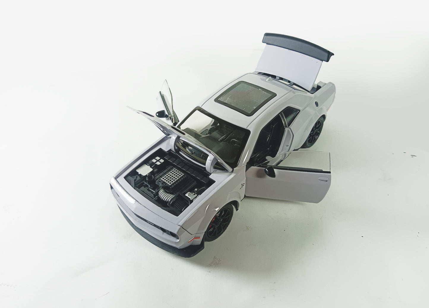 1:24 Scale Die-Cast Dodge Challenger SRT Model Car