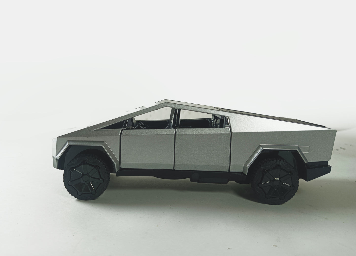 Tesla Cybertruck Mini Die-Cast Model Scale: 1:32